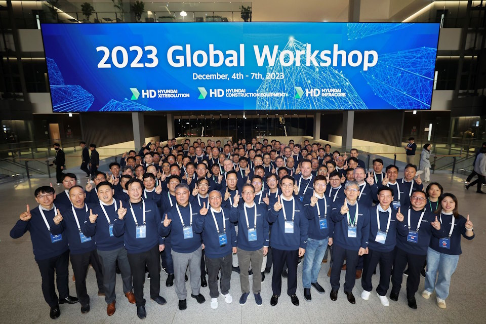 Workshop participants pose for a group photo at the HD Hyundai GRC in Pangyo on December 4 (Monday), flashing the finger gesture that means “One Team.”  