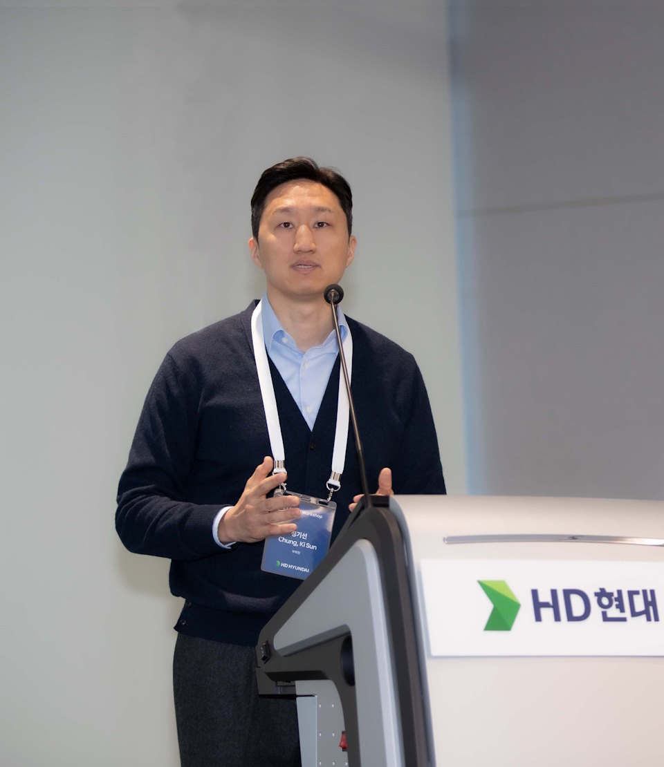 Vice Chairman Chung Ki-sun of HD Hyundai gives the opening address at HD Hyundai Construction Equipment’s “Global Workshop” held on December 4 (Monday) at the HD Hyundai GRC in Pangyo.