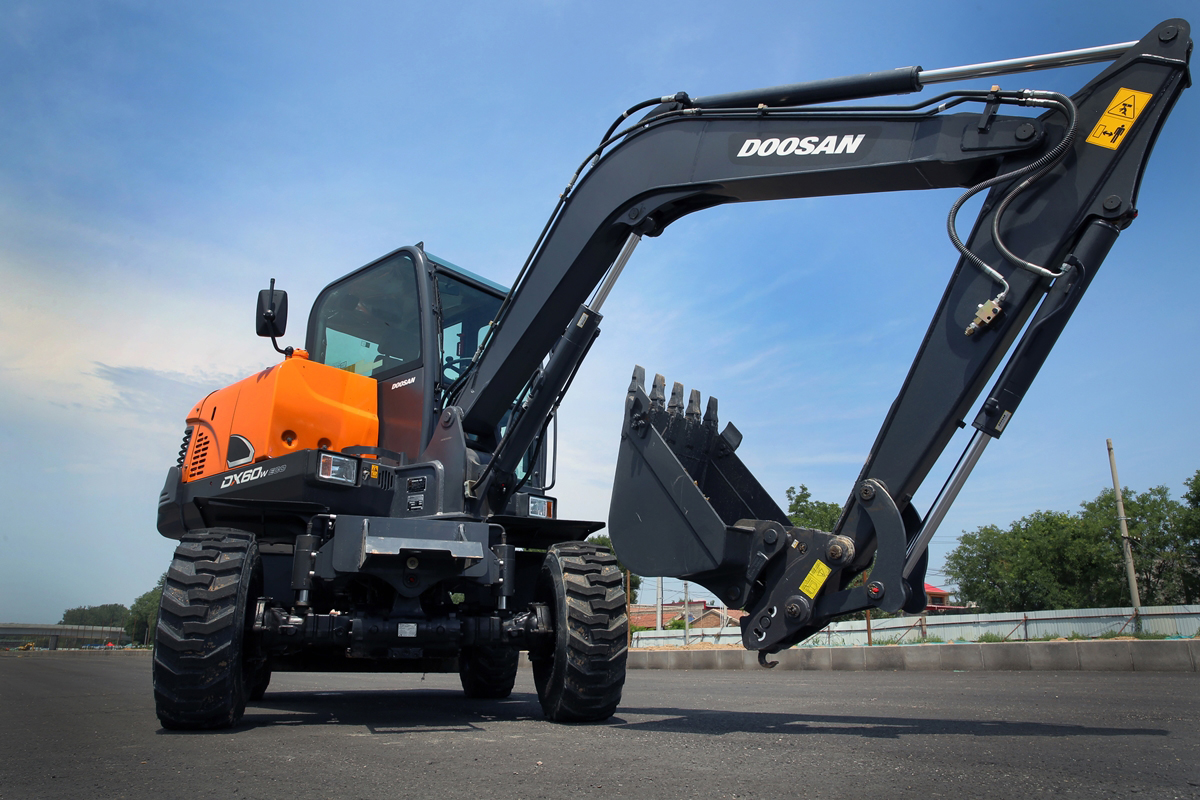Doosan Infracore最近在中国市场上上市的新型6吨级轮式挖掘机（DX60W ECO），加快扩大销售的步伐。