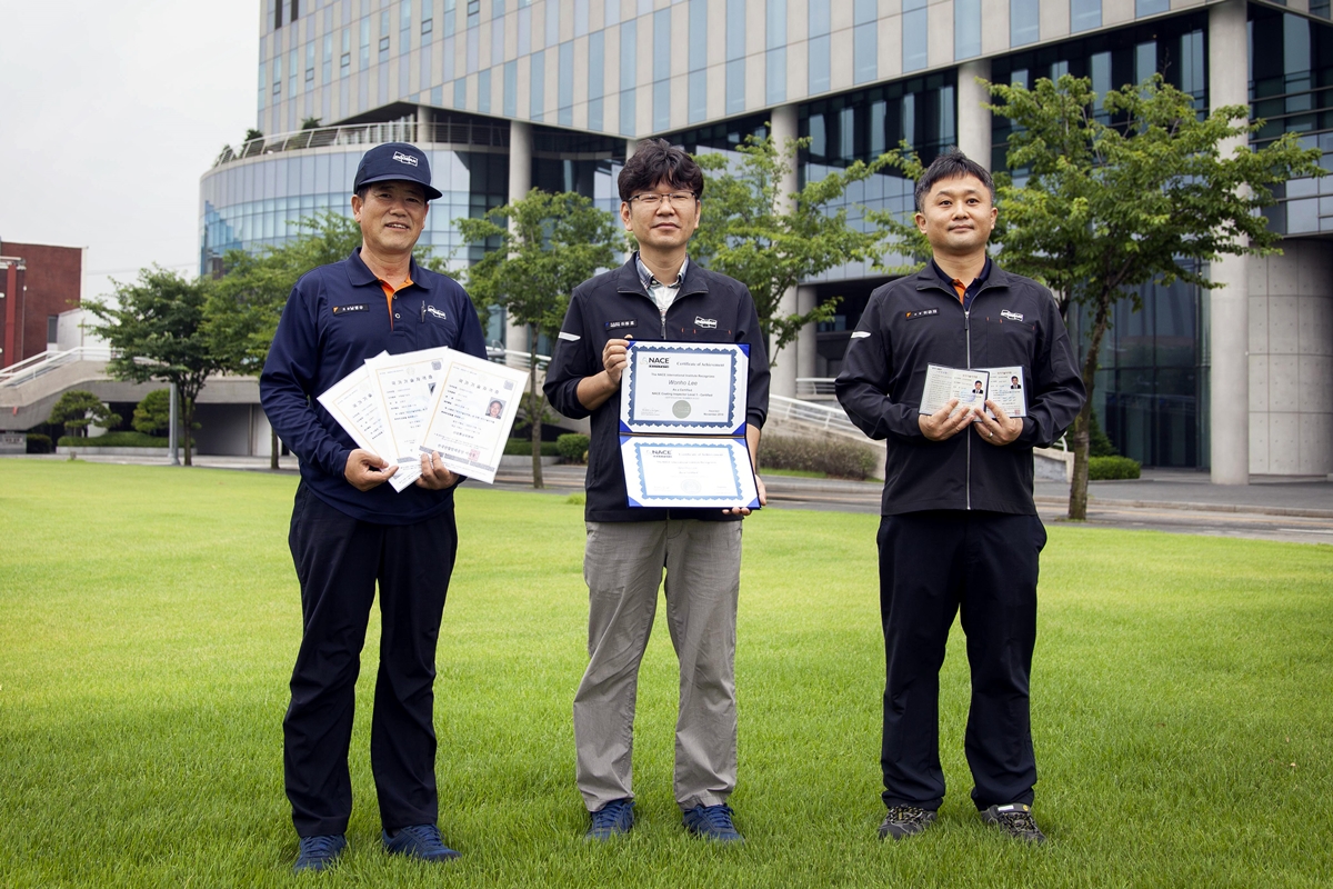 Doosan Infracore has produced its first international coating inspector in addition to new master craftsmen and professional engineers, including (from left) Byeongwoo Nam, a master craftsman in three fields, Wonho Lee, an international coating inspector, and Geunjae Lee, a professional engineer in two fields.