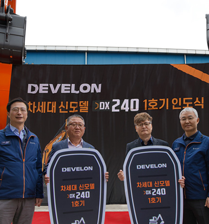 HD현대인프라코어의 차세대 신모델 굴착기가 글로벌 공개 이후 첫 고객에게 인도됐다. (오른쪽 첫번째부터 HD현대인프라코어 오승현 사장, 1호기 고객 청림환경 이용철 대표, 하나종합중기 황의병 대표, HD현대인프라코어 문재영 건설기계사업본부장)