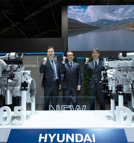 照片左起为HD现代INFRACORE发动机销售部部长Im Hyung-taek、代表理事赵英哲、发动机产品开发部部长Jung Wook。